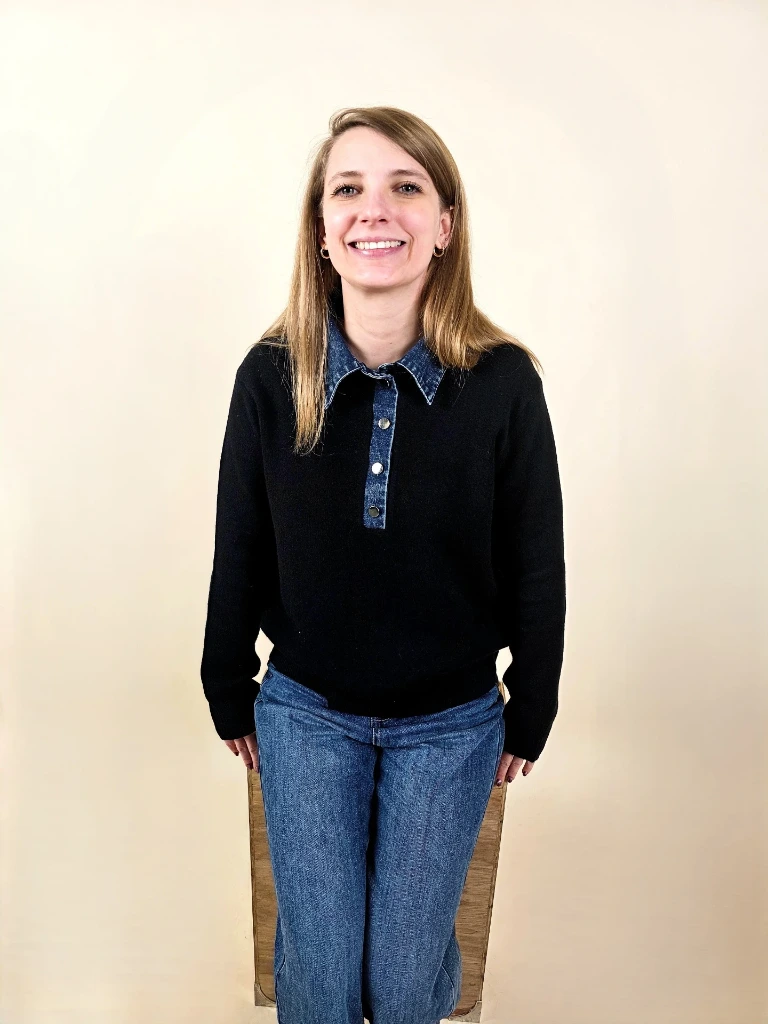 Pull noir à col polo en jeans.webp