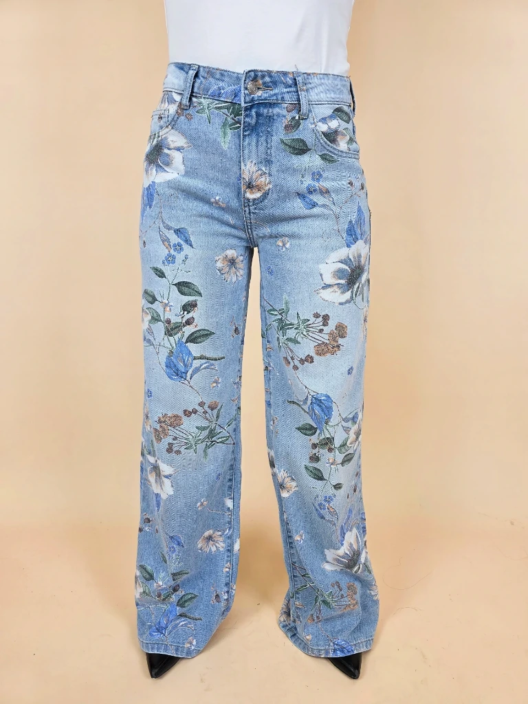 Jeans à imprimé floral champêtre.webp