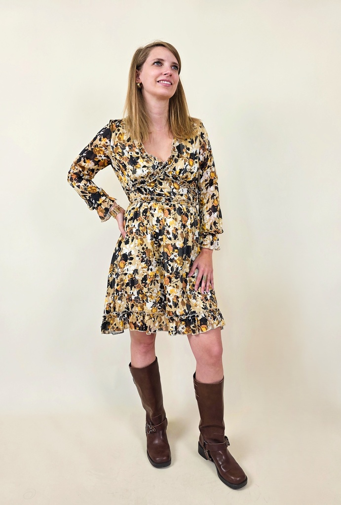 Robe courte aux tons automnaux de beige, marron, noir et jaune.