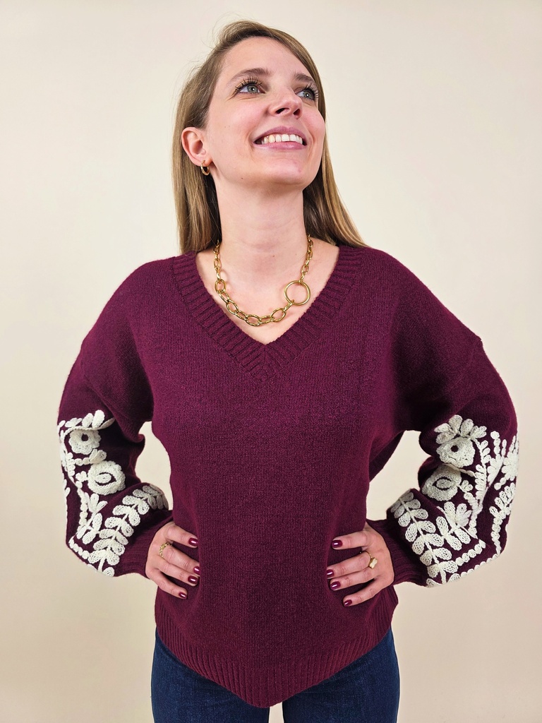 [00030] Pull col en V bordeaux manches brodées