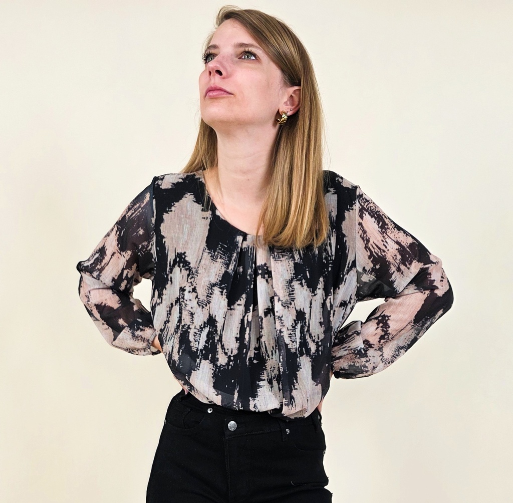 Blouse légère doublée au motif abstrait noir et beige.