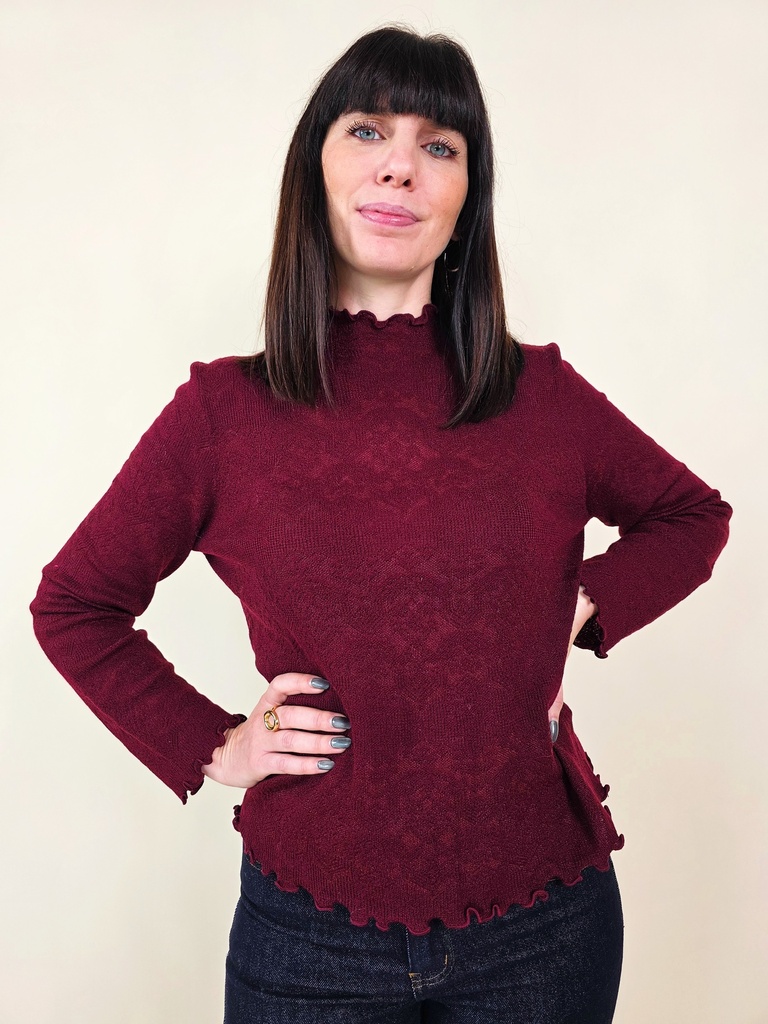 Pull bordeaux bords ondulés en maille fine dentelle