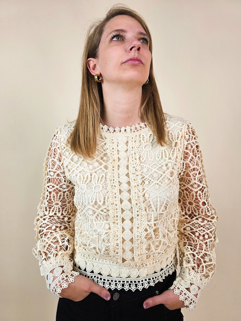 Blouse en dentelle ajourée écru