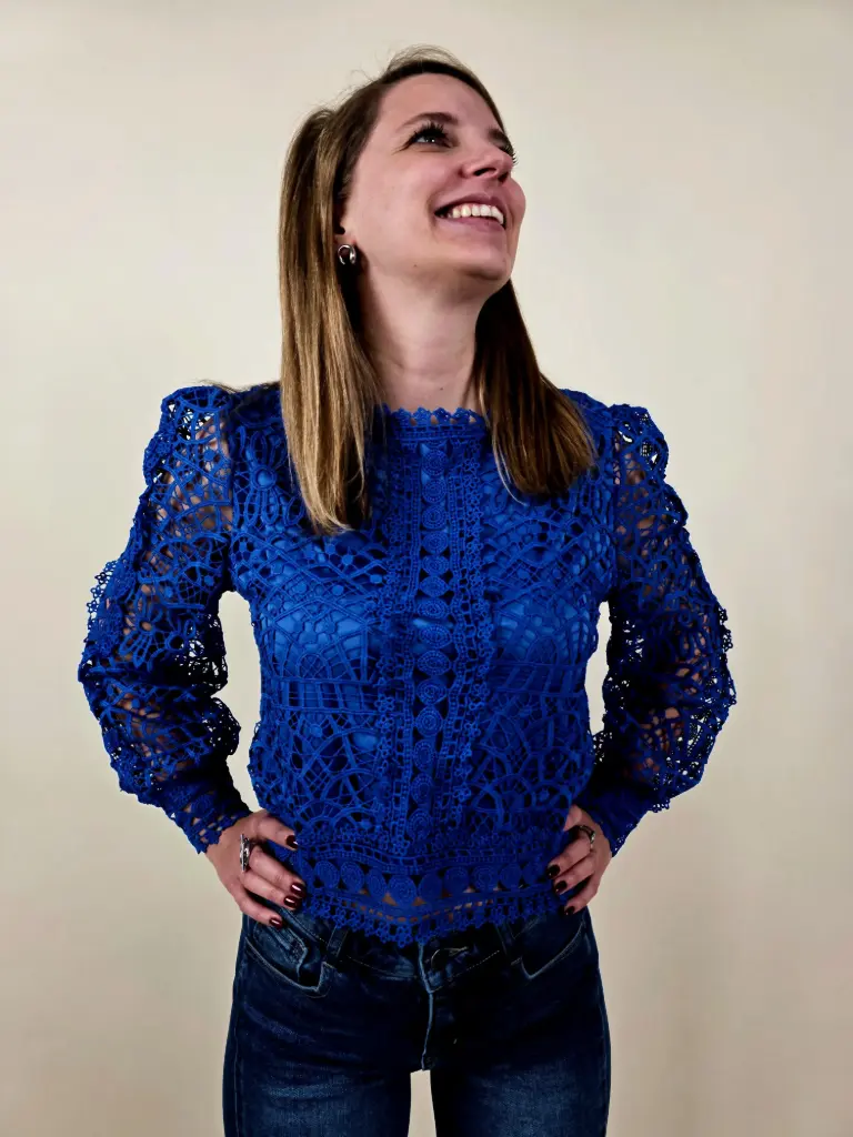 Blouse en dentelle ajourée bleu électrique