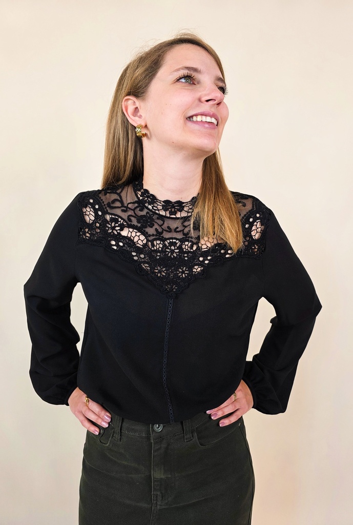 Blouse noire avec empiècement dentelle