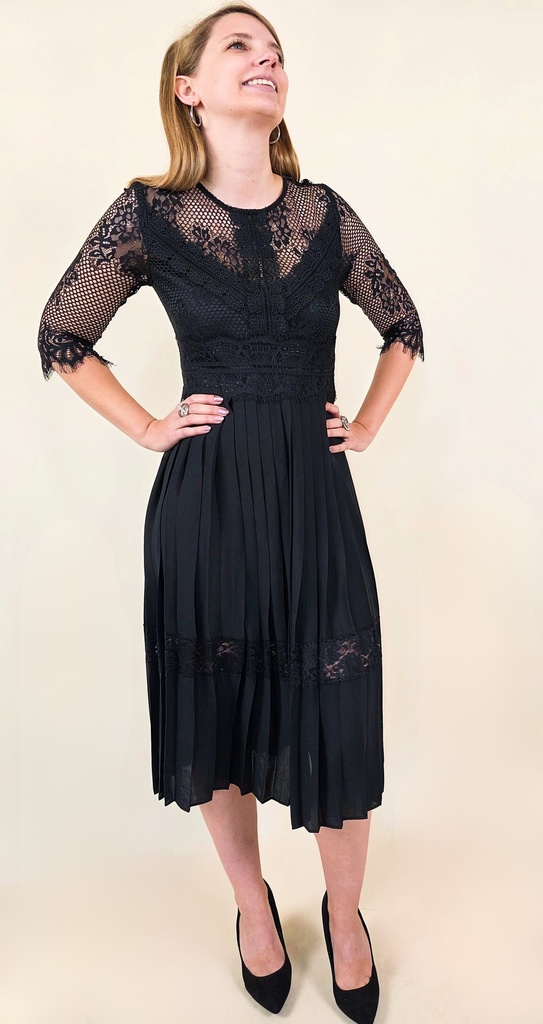 [00077] Robe noire en dentelle et jupe plissée
