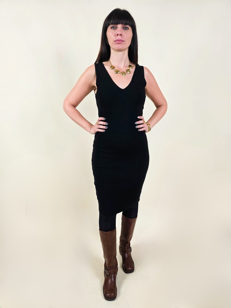 [00106] Robe pull noir ajustée sans manche