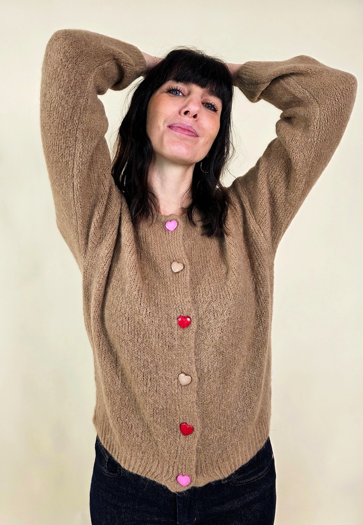 [00125] Cardigan laineux brun clair col rond avec boutons cœurs