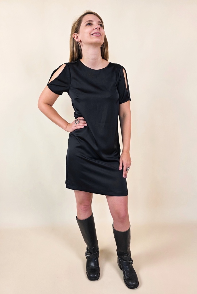 [00151] Robe droite satinée noire aux manches fendues