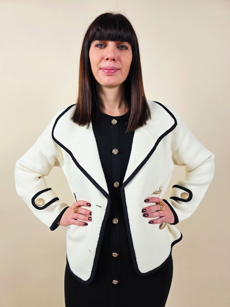 [00225] Veste courte blanche à col large avec boutons dorés