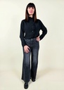 Jeans gris délavé évasé sur le bas avec couture avant