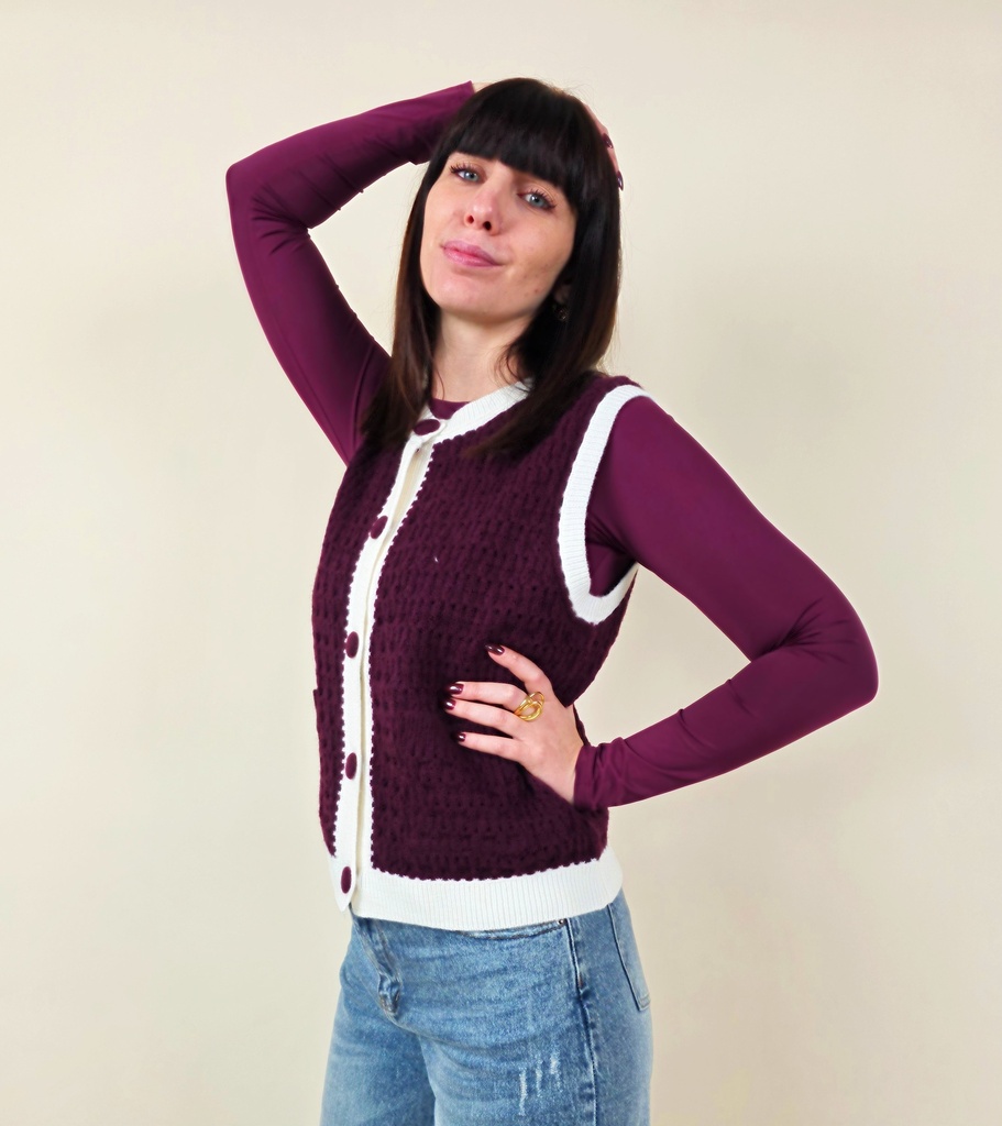 [00241] Gilet sans manche en maille bordeaux avec bord blanc