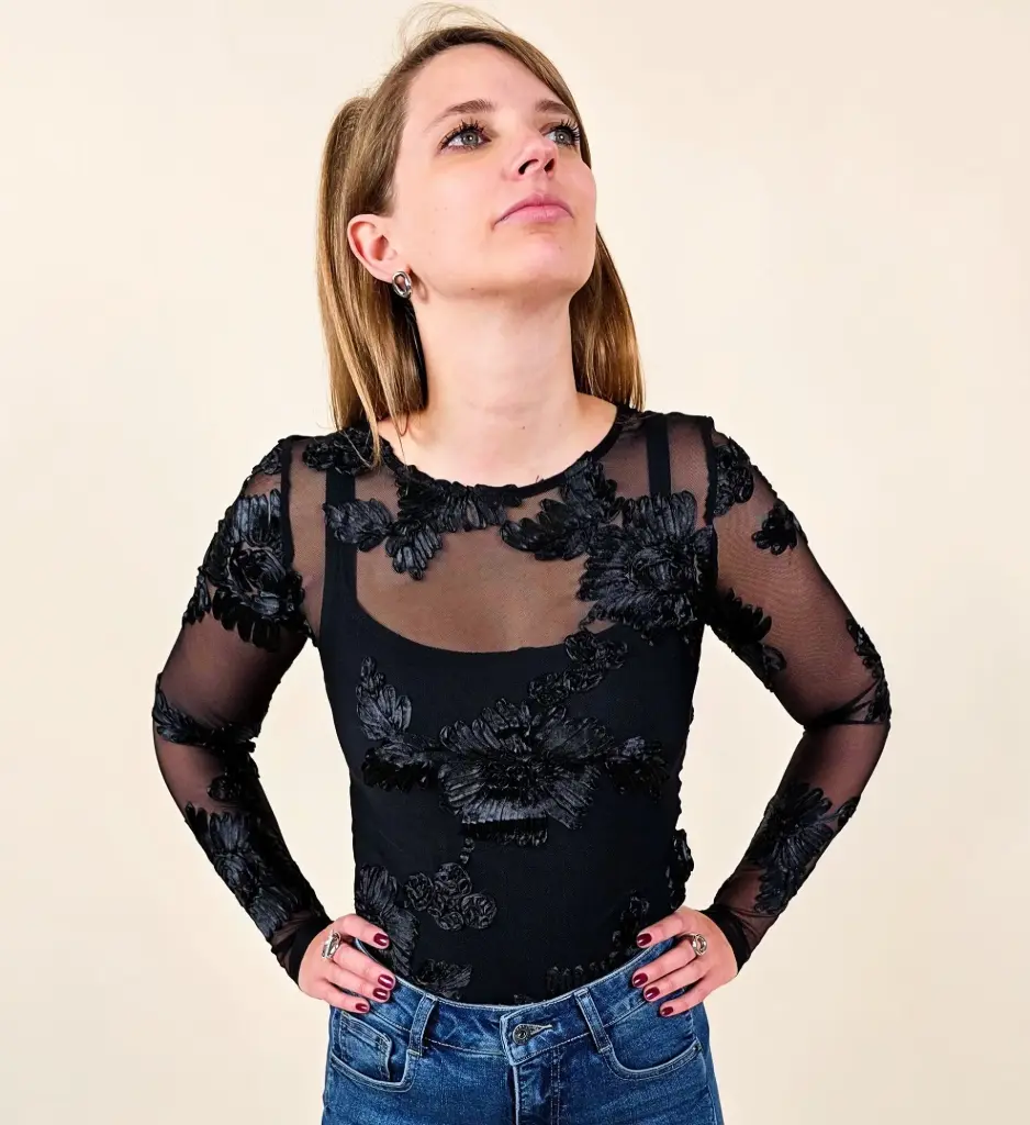 Blouse noire transparente à manches longues avec broderies florales