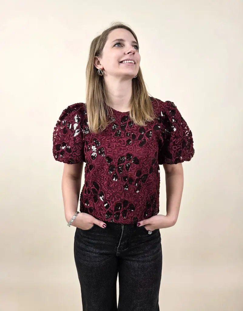 Blouse bordeaux à manches bouffantes avec sequins floraux