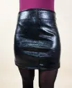 Mini-jupe en similicuir noir 