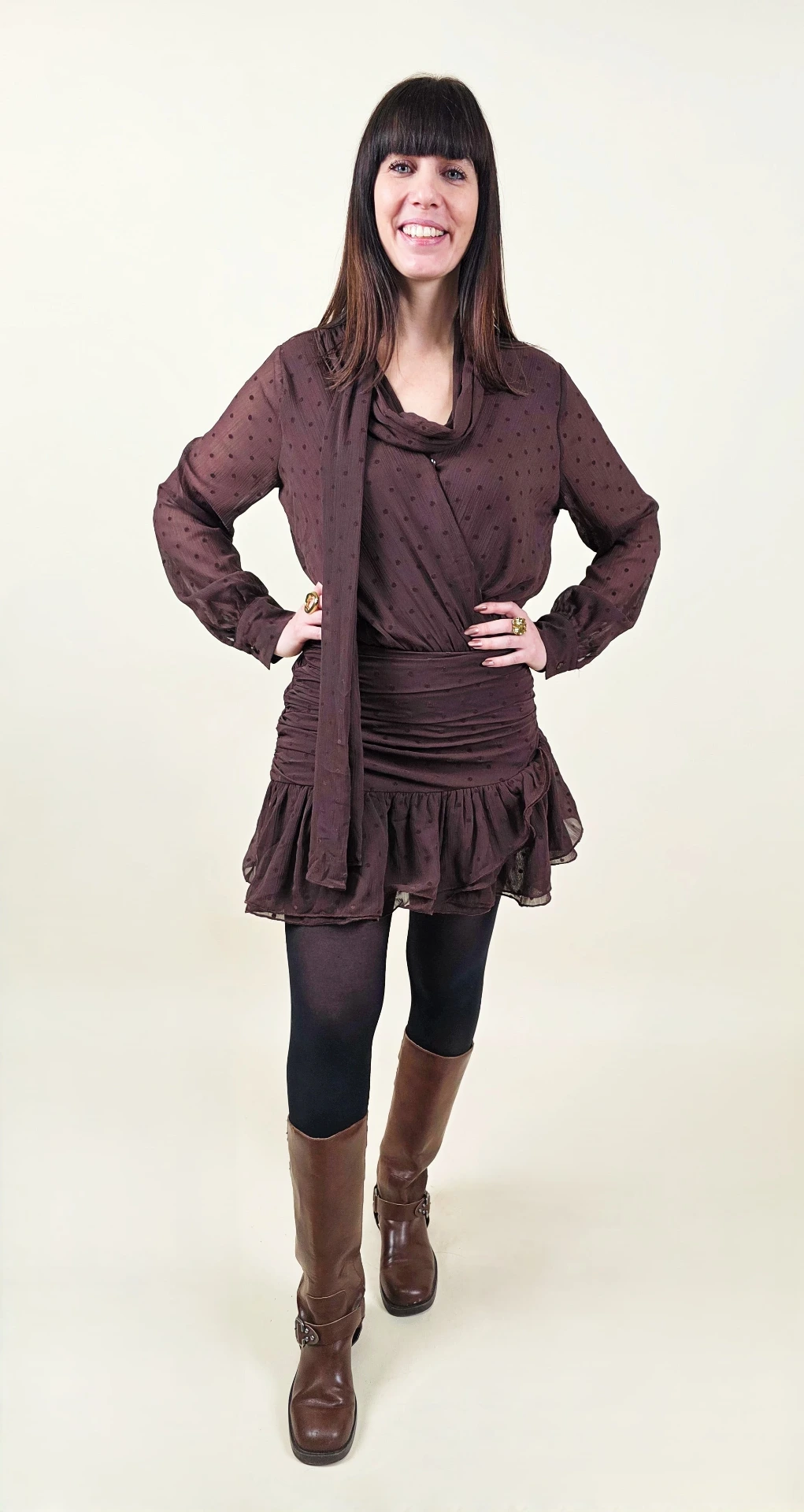 Robe brune à pois texturés