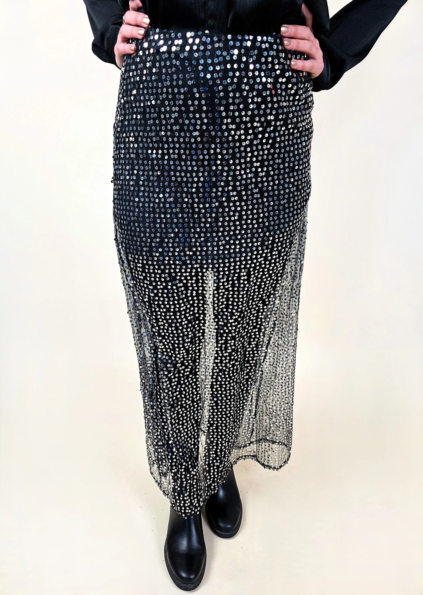 Longue jupe transparente à sequins argentés