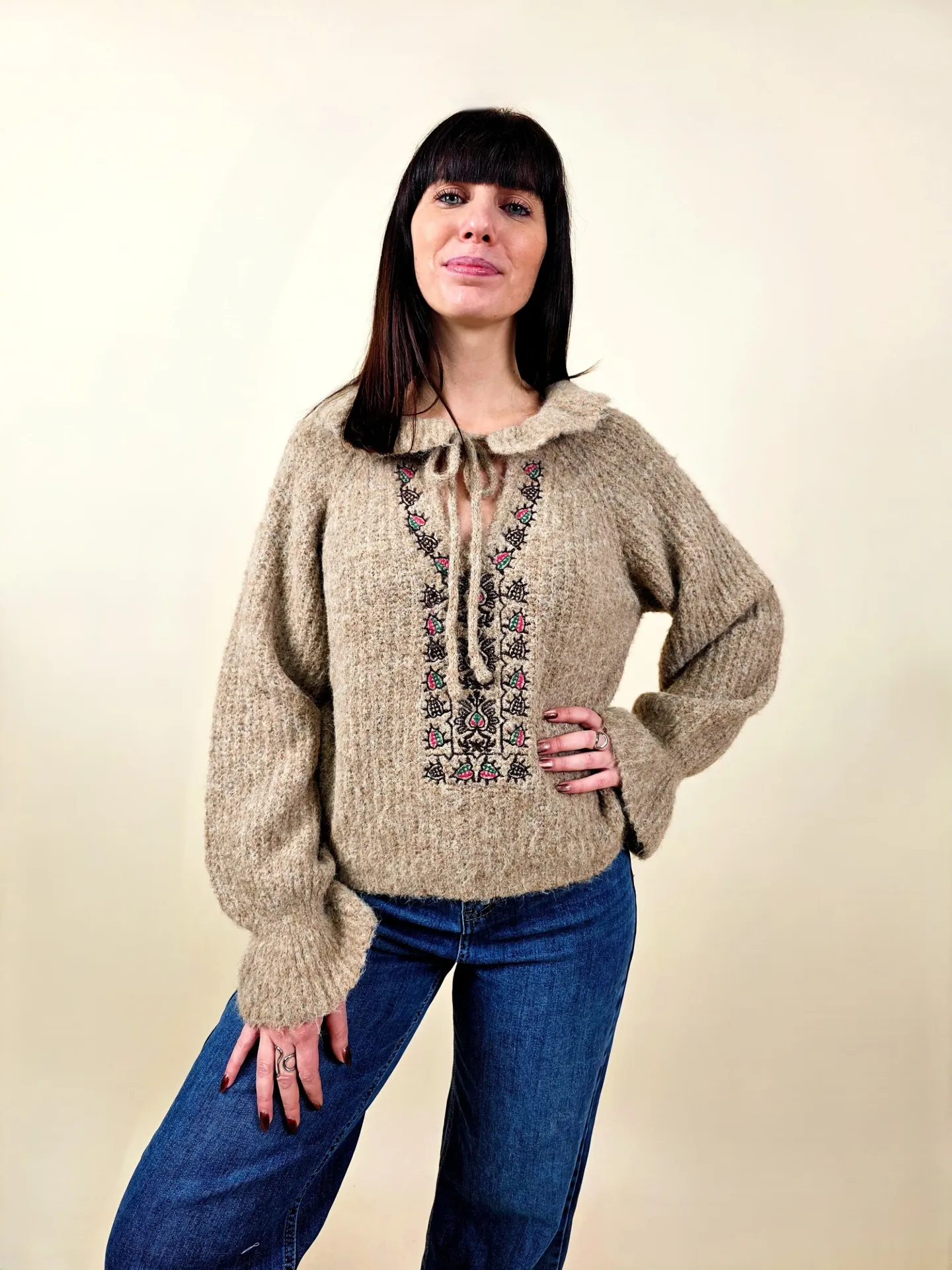 Pull beige avec détails rose et verts