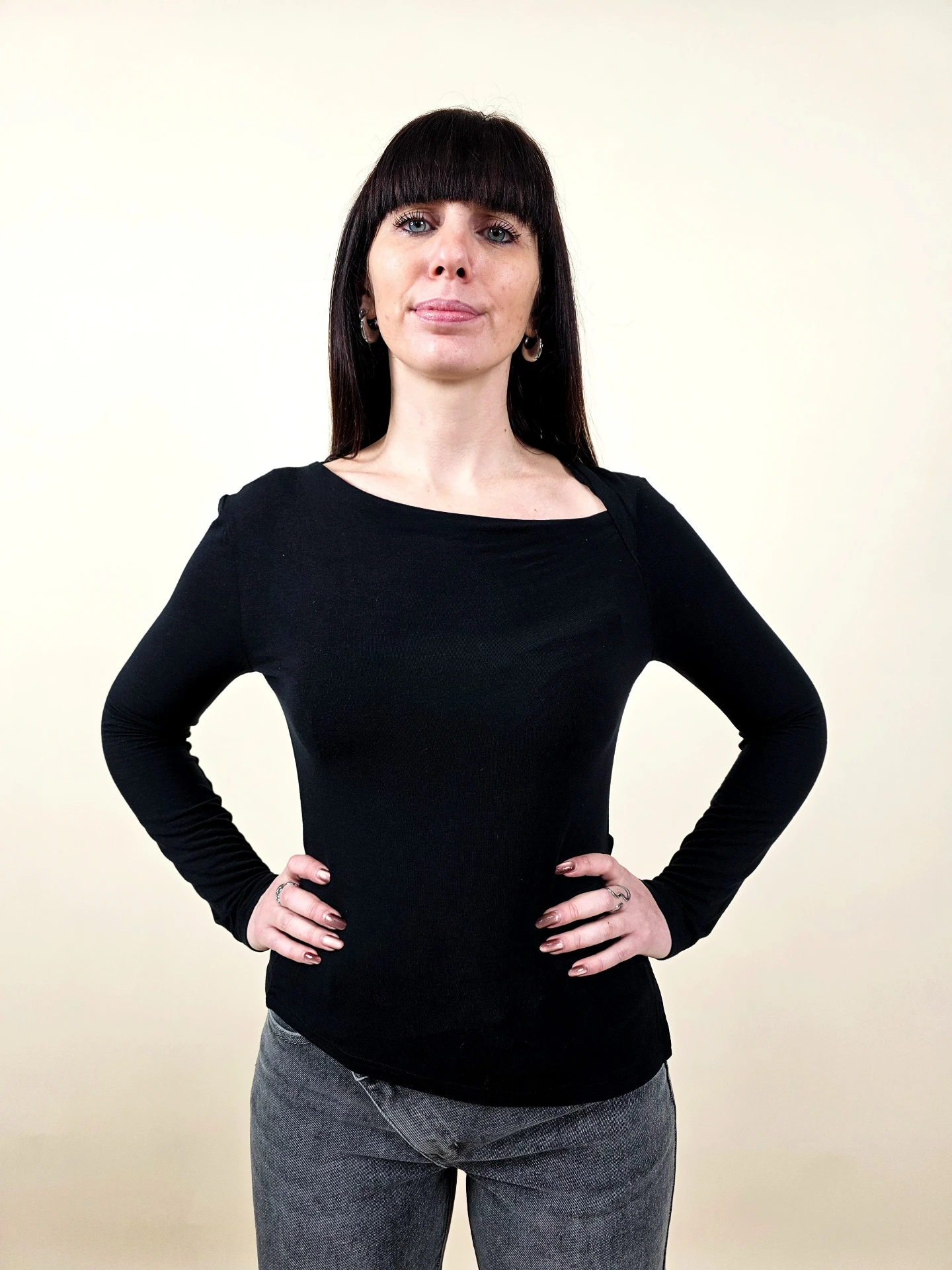 Top noir col bateau asymétrique