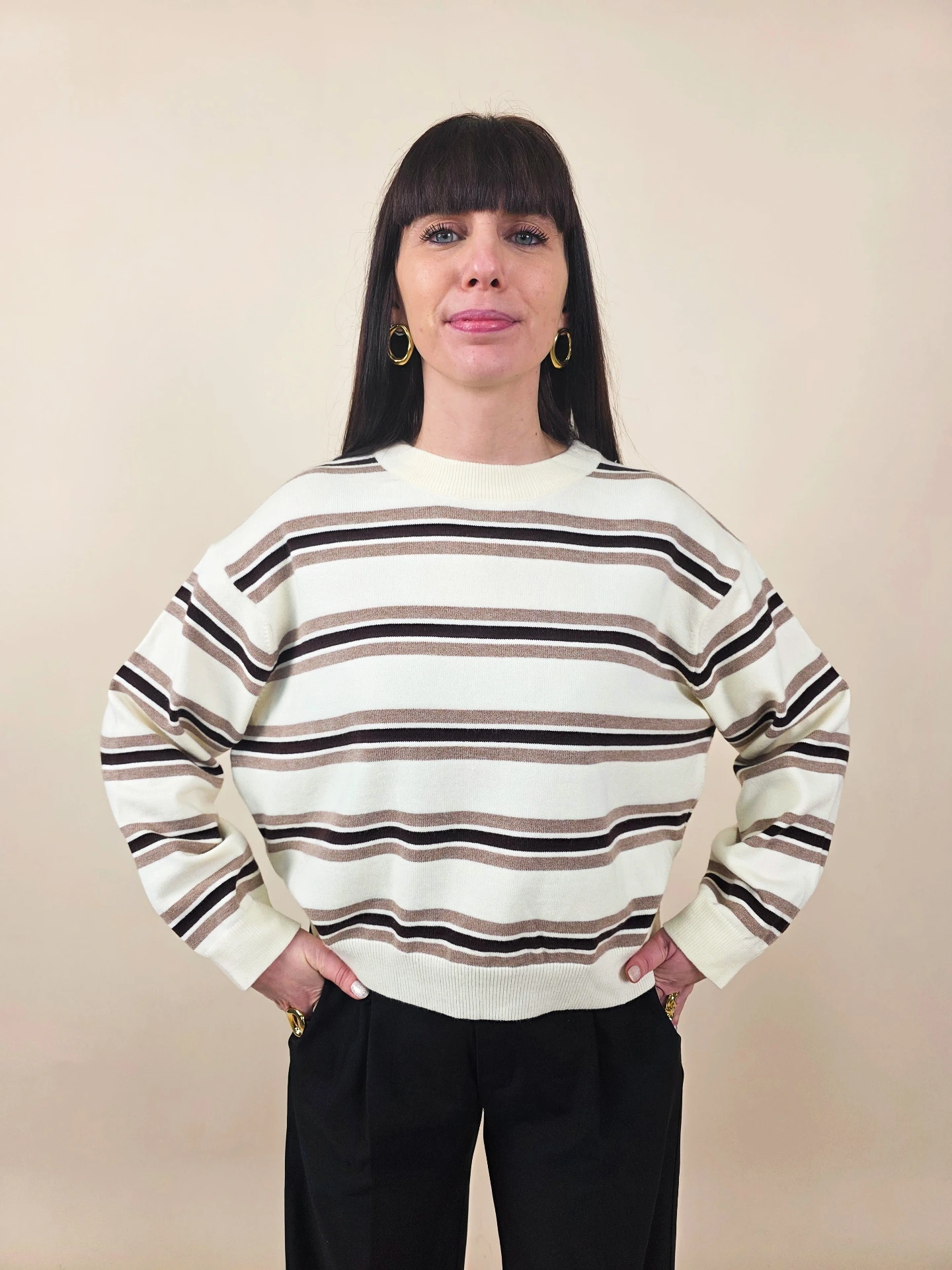 Pull blanc à rayures marron et noires