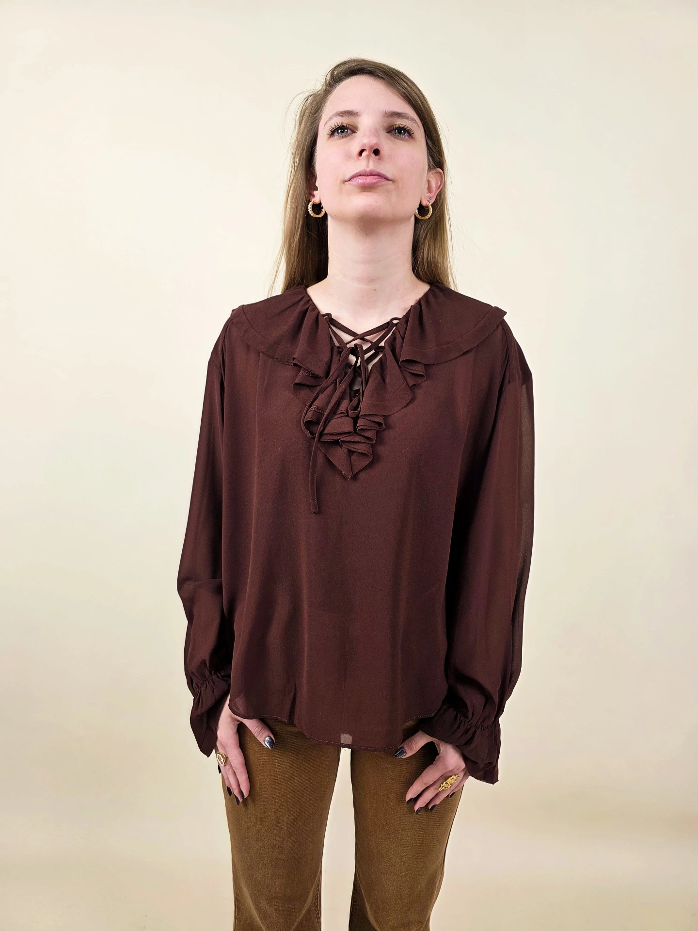 Blouse chocolat à volants et laçage
