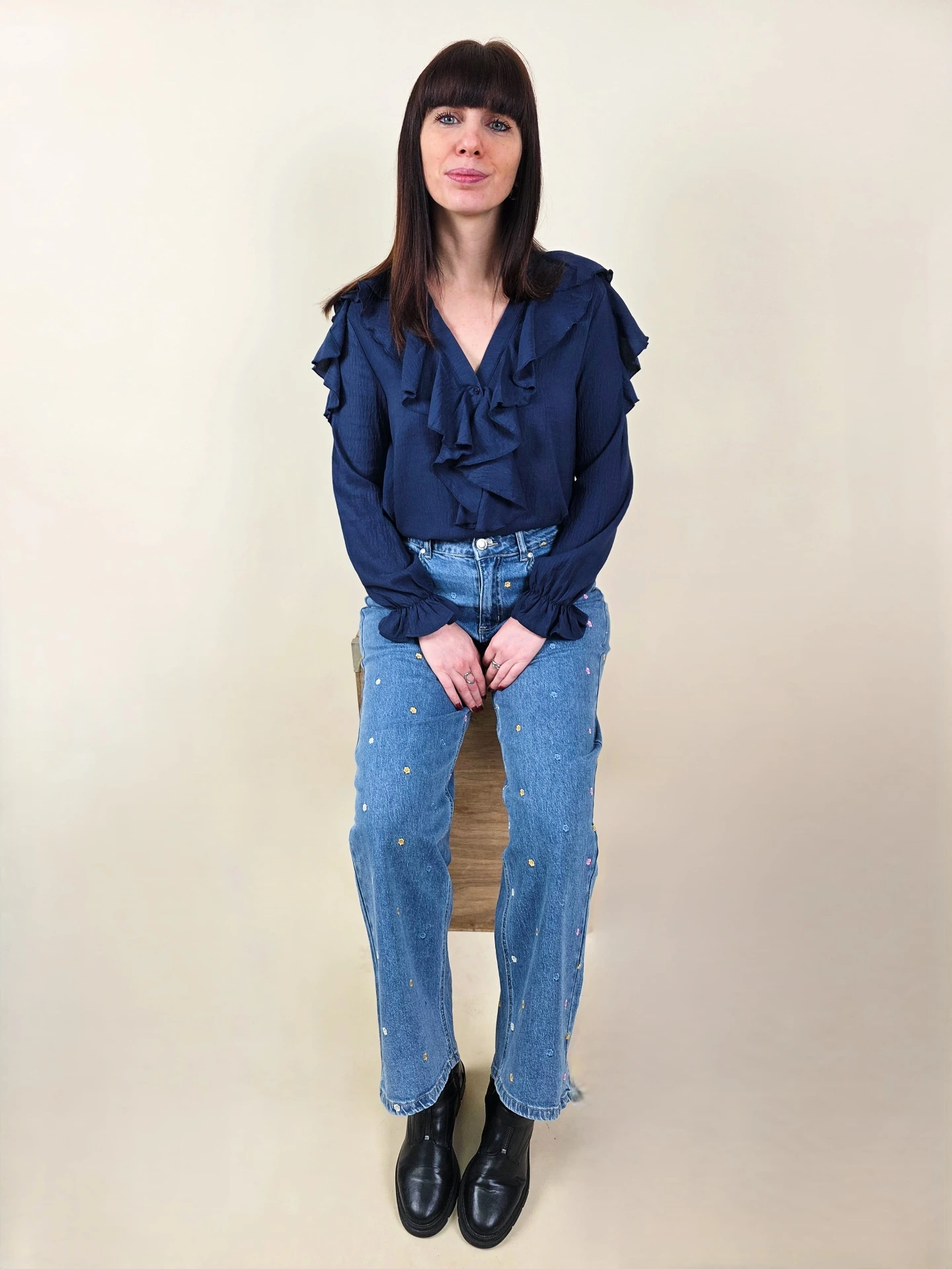 Jeans droit bleu à broderies petites fleurs multicolores