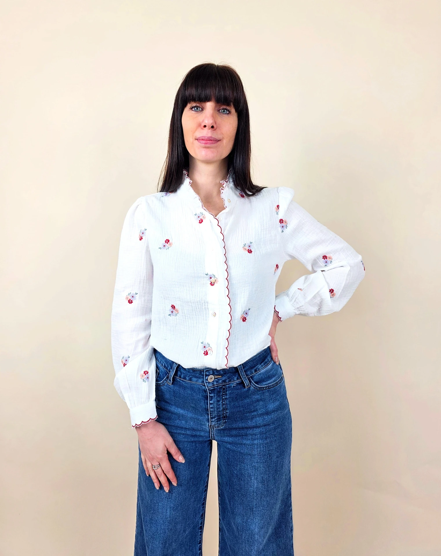 Chemisier romantique à broderies florales