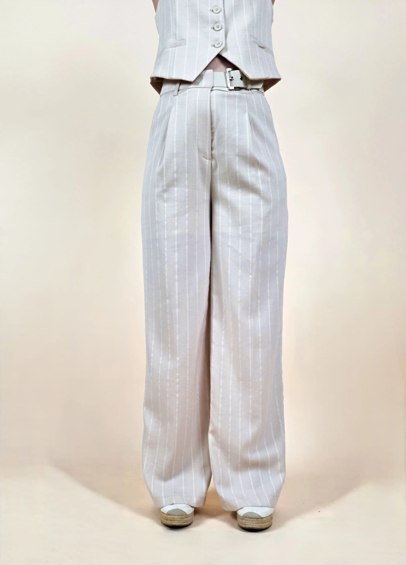 Pantalon tailleur large beige à rayures verticales