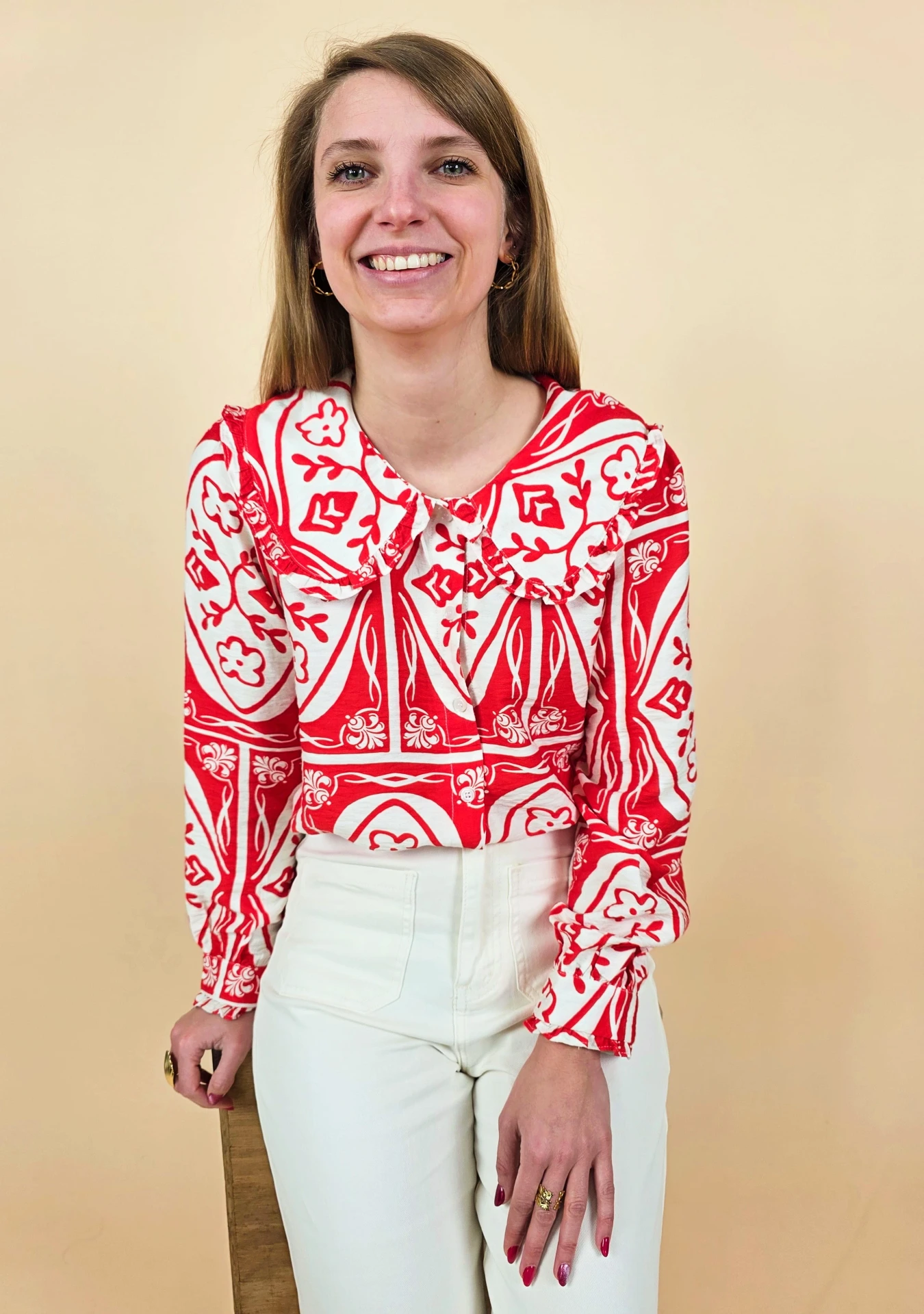 Chemisier à motif floral rouge et blanc avec col claudine volanté
