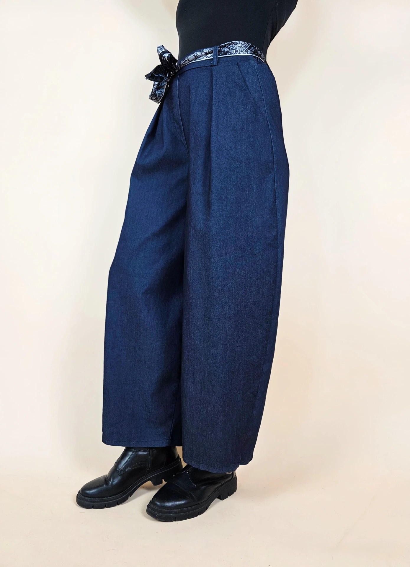 Pantalon large avec ceinture foulard