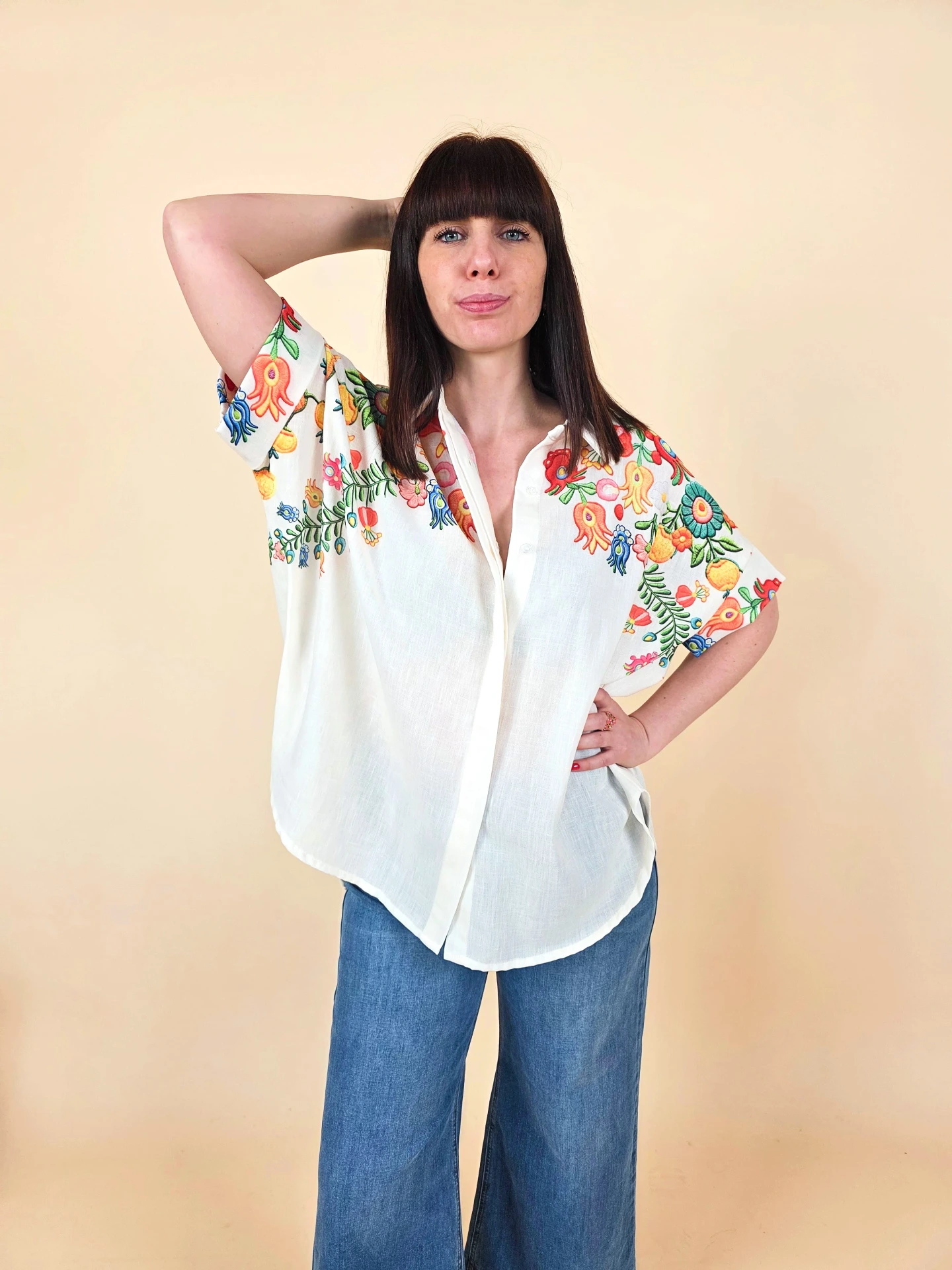 [00580] Chemise oversize avec broderies florales colorées