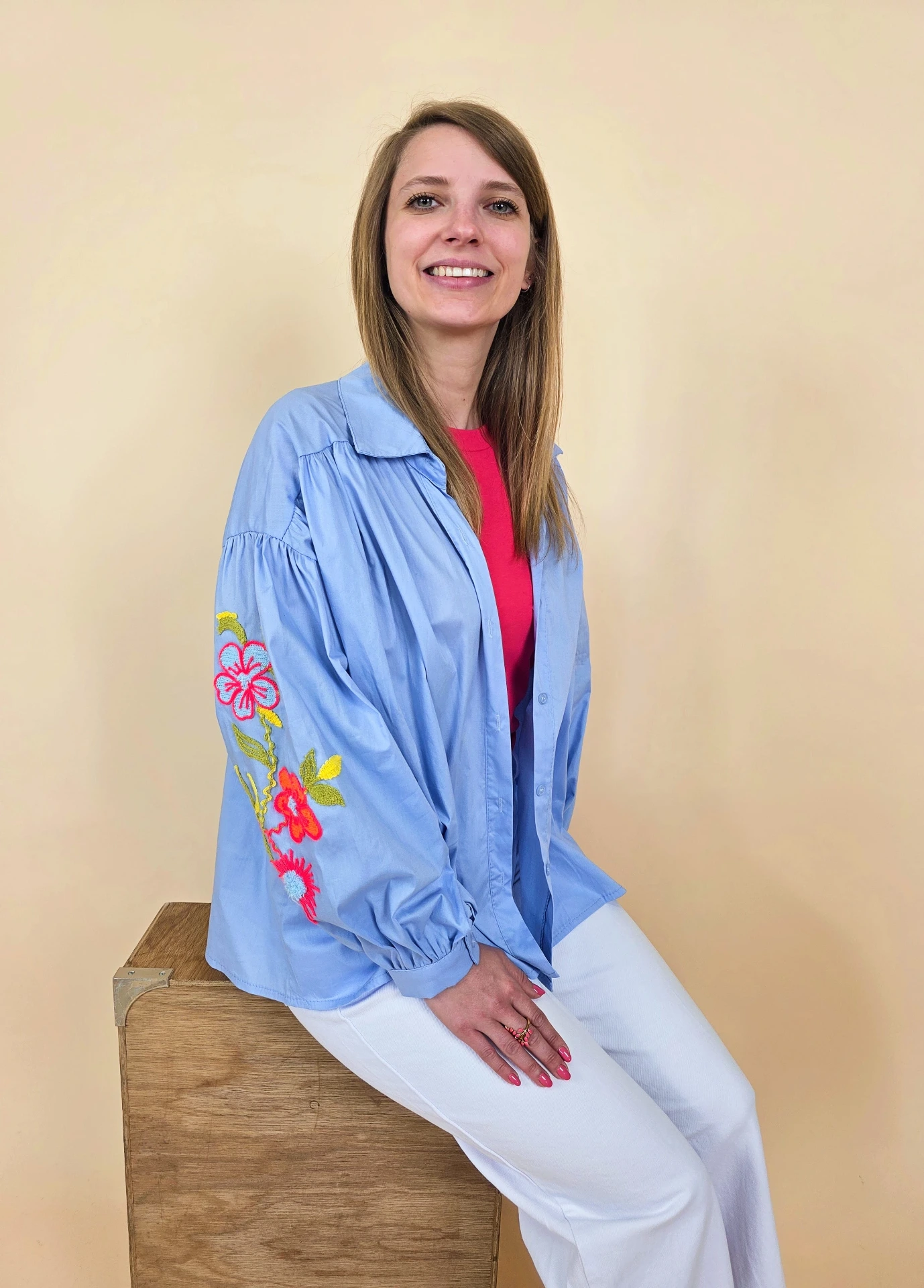 Chemise oversize à broderies florales colorées