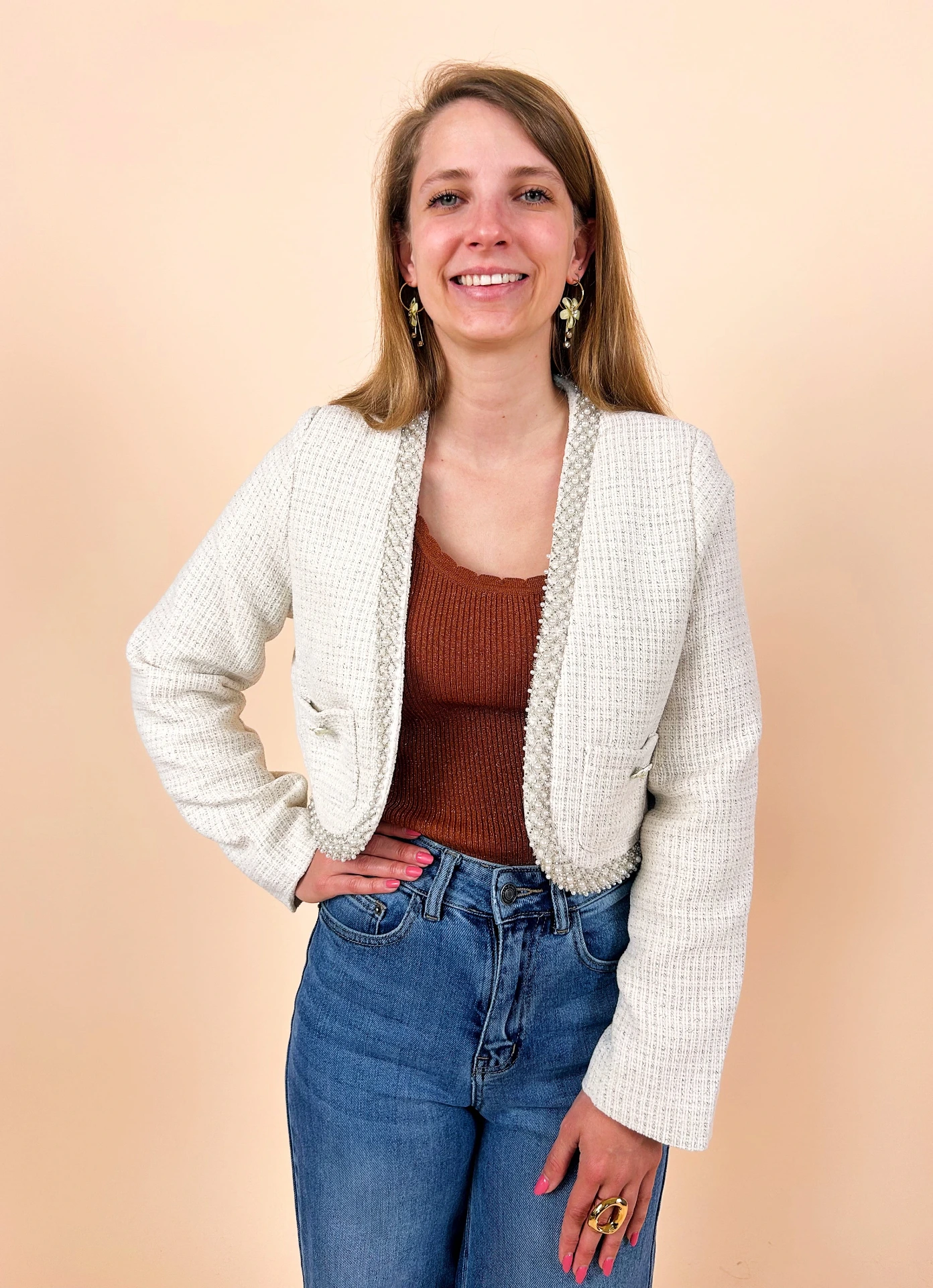 Veste courte en tweed écru à bordures perlées