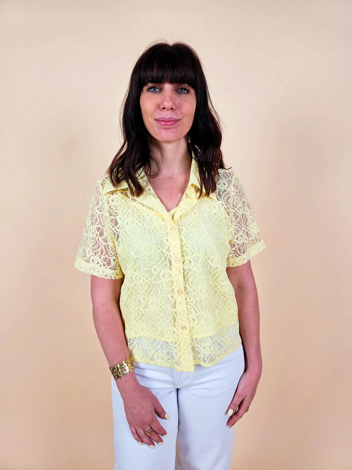 Chemise en dentelle jaune pastel