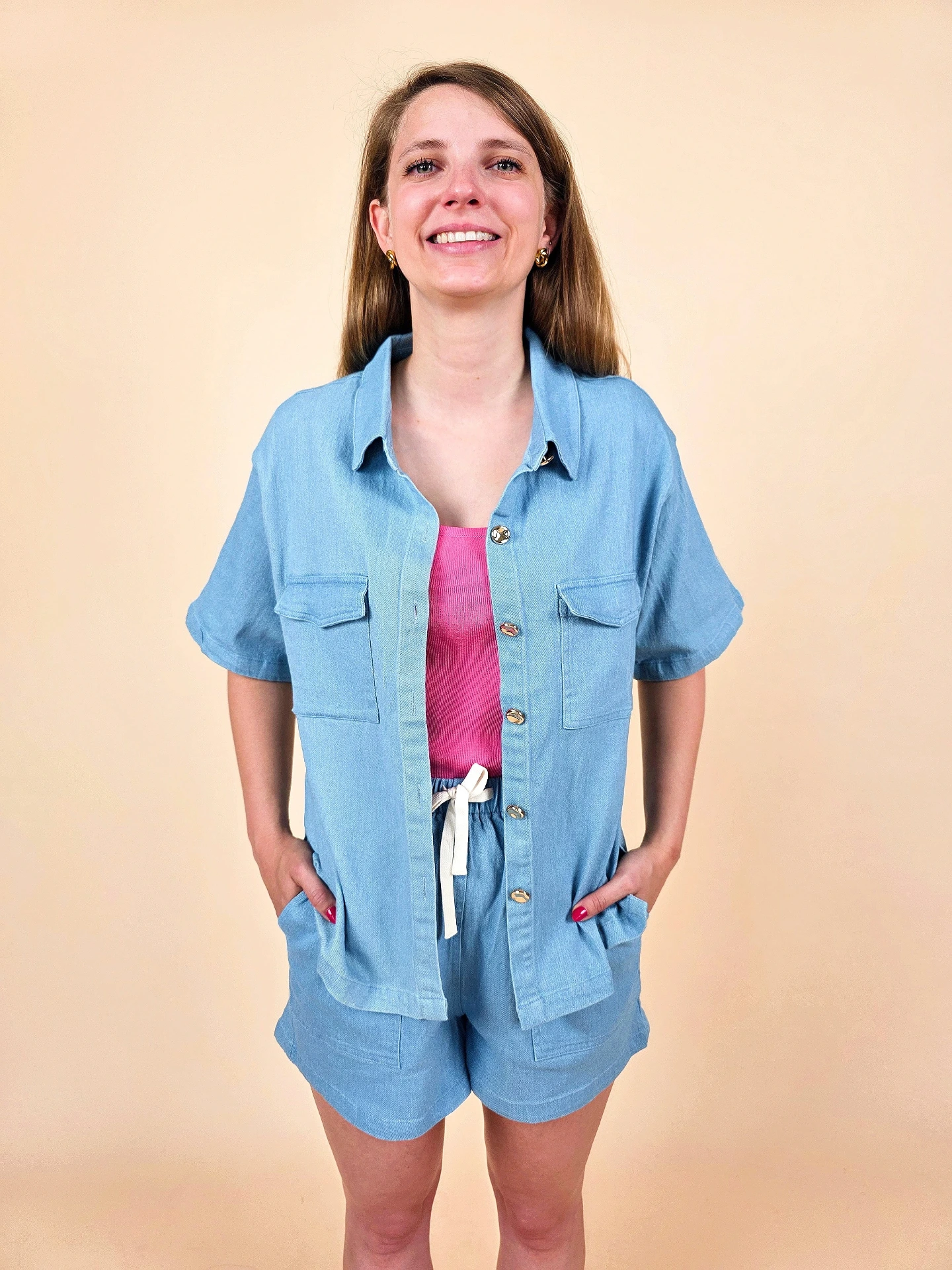Blouse bleue à boutons dorés