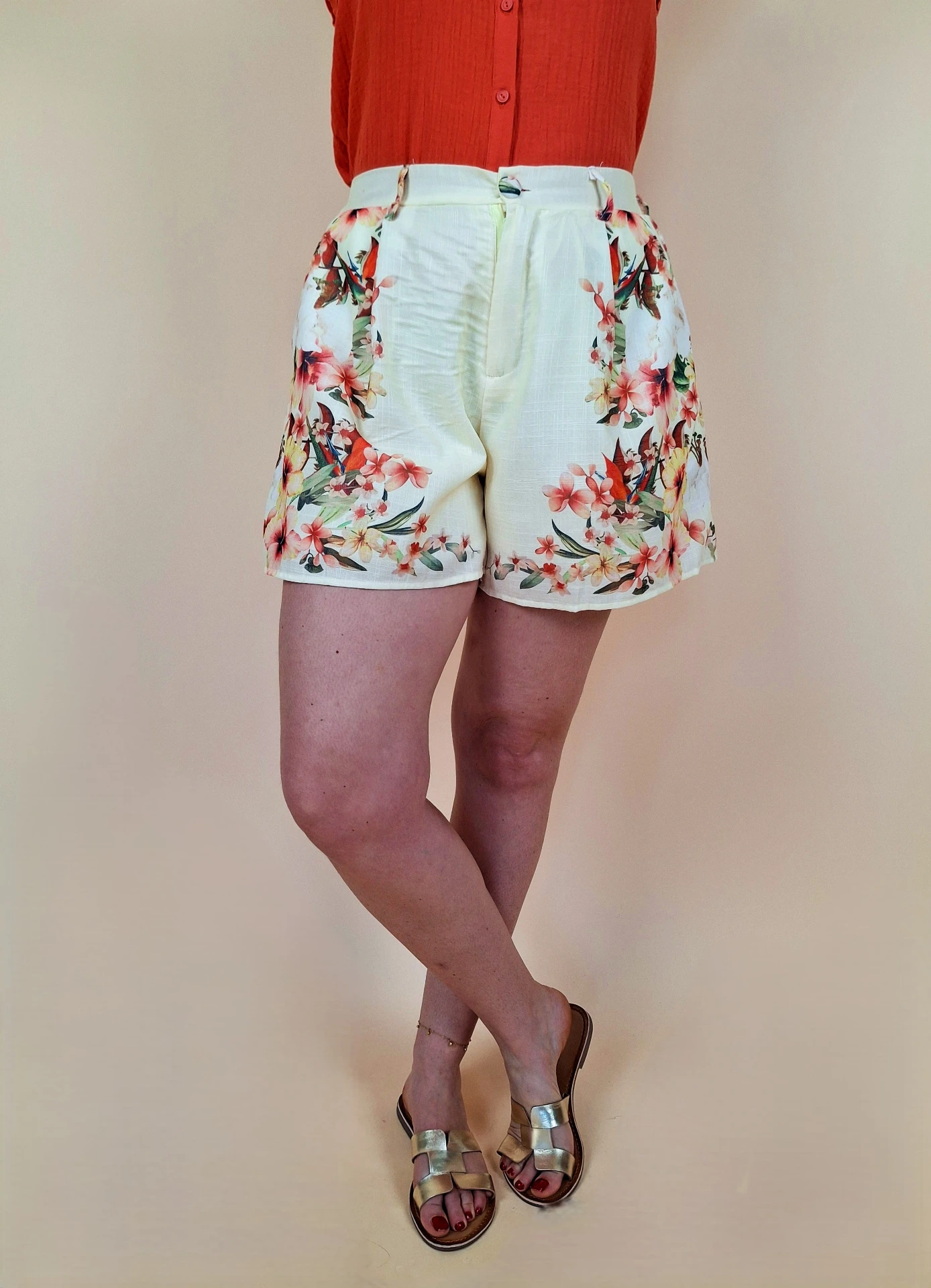 Short jaune imprimé paisley avec ceinture