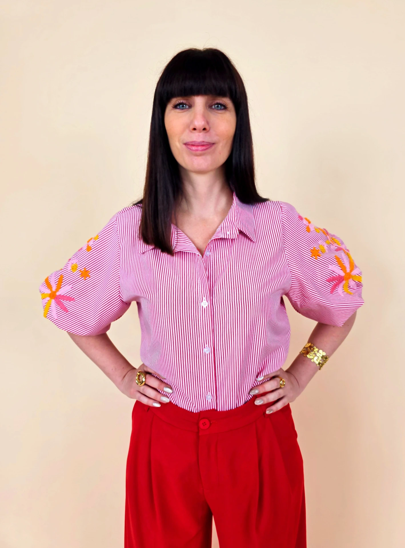 Chemise rayée rouge et blanche à broderies florales