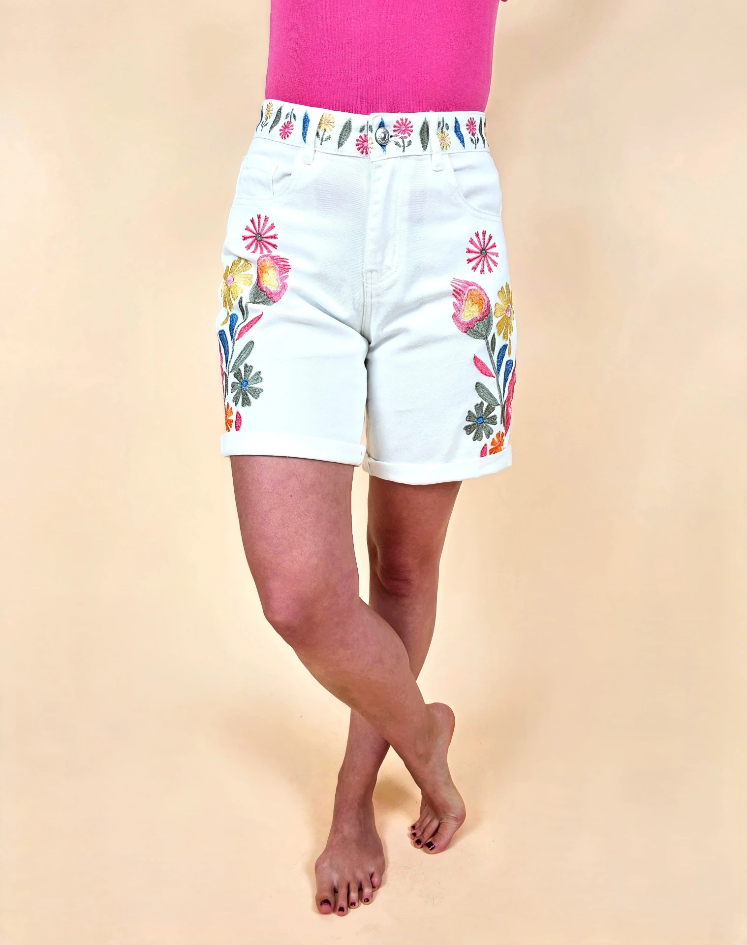 Short blanc à broderies florales