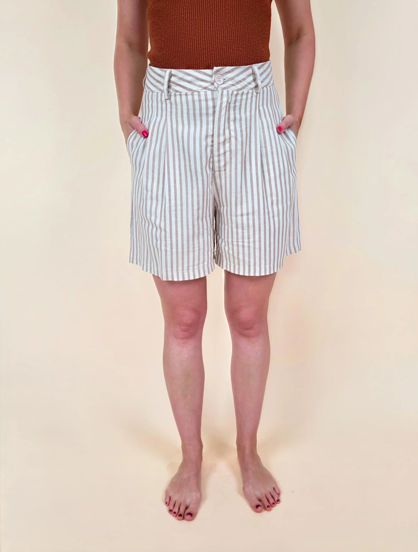 Short fluide à rayures beige et blanc
