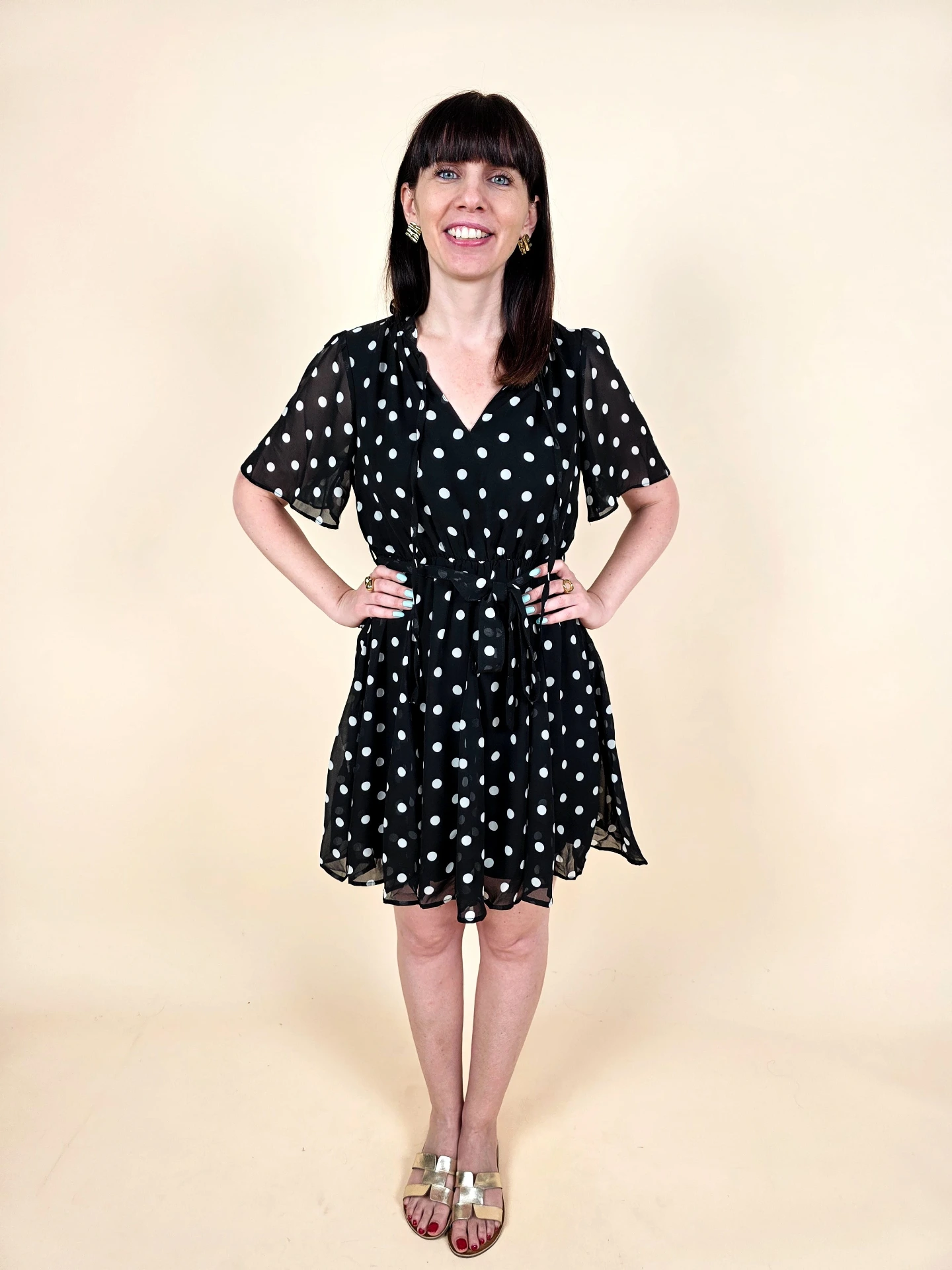 Robe à pois blanc sur fond noir
