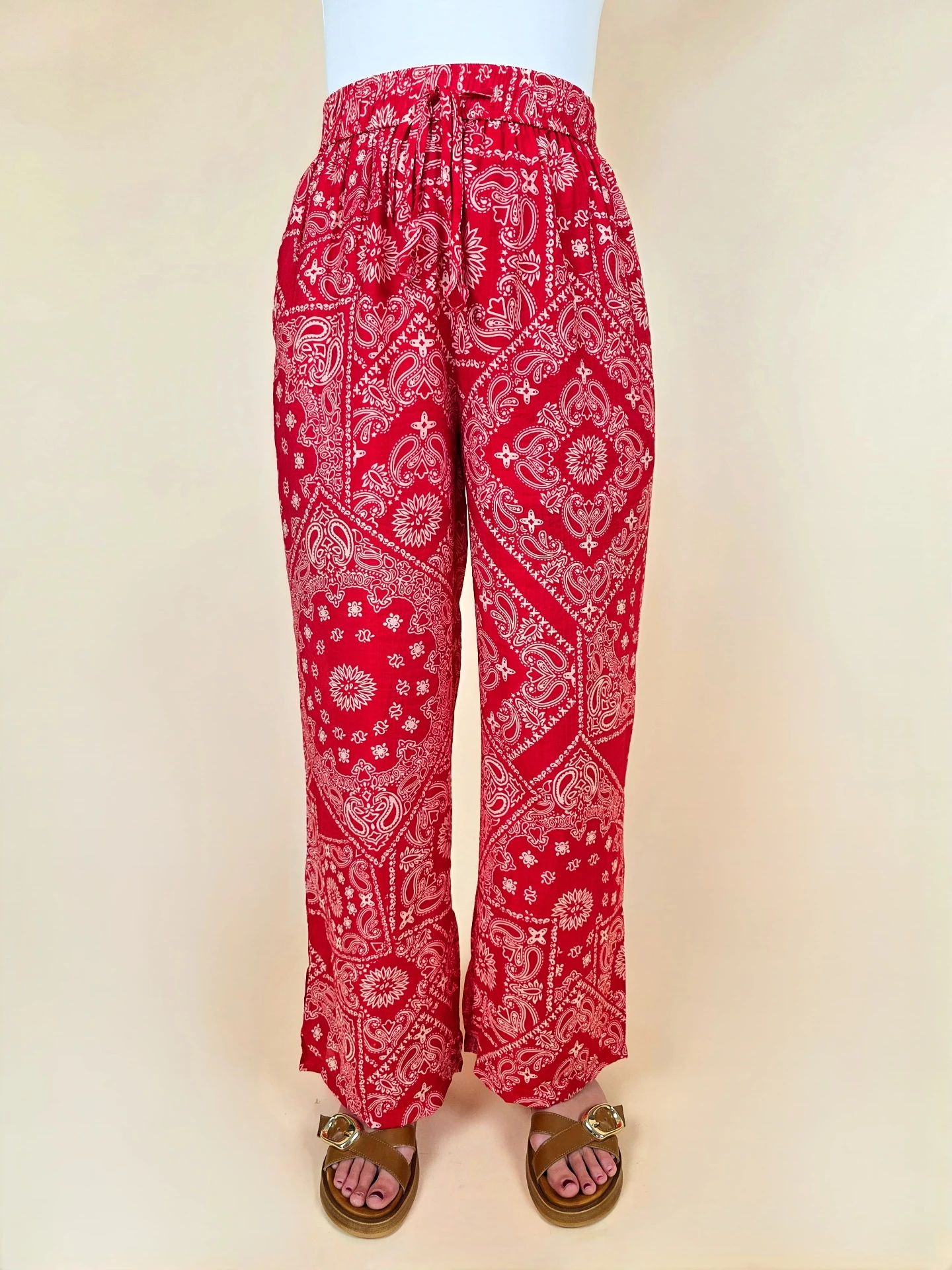 Pantalon rouge imprimé bandana et motifs cachemire