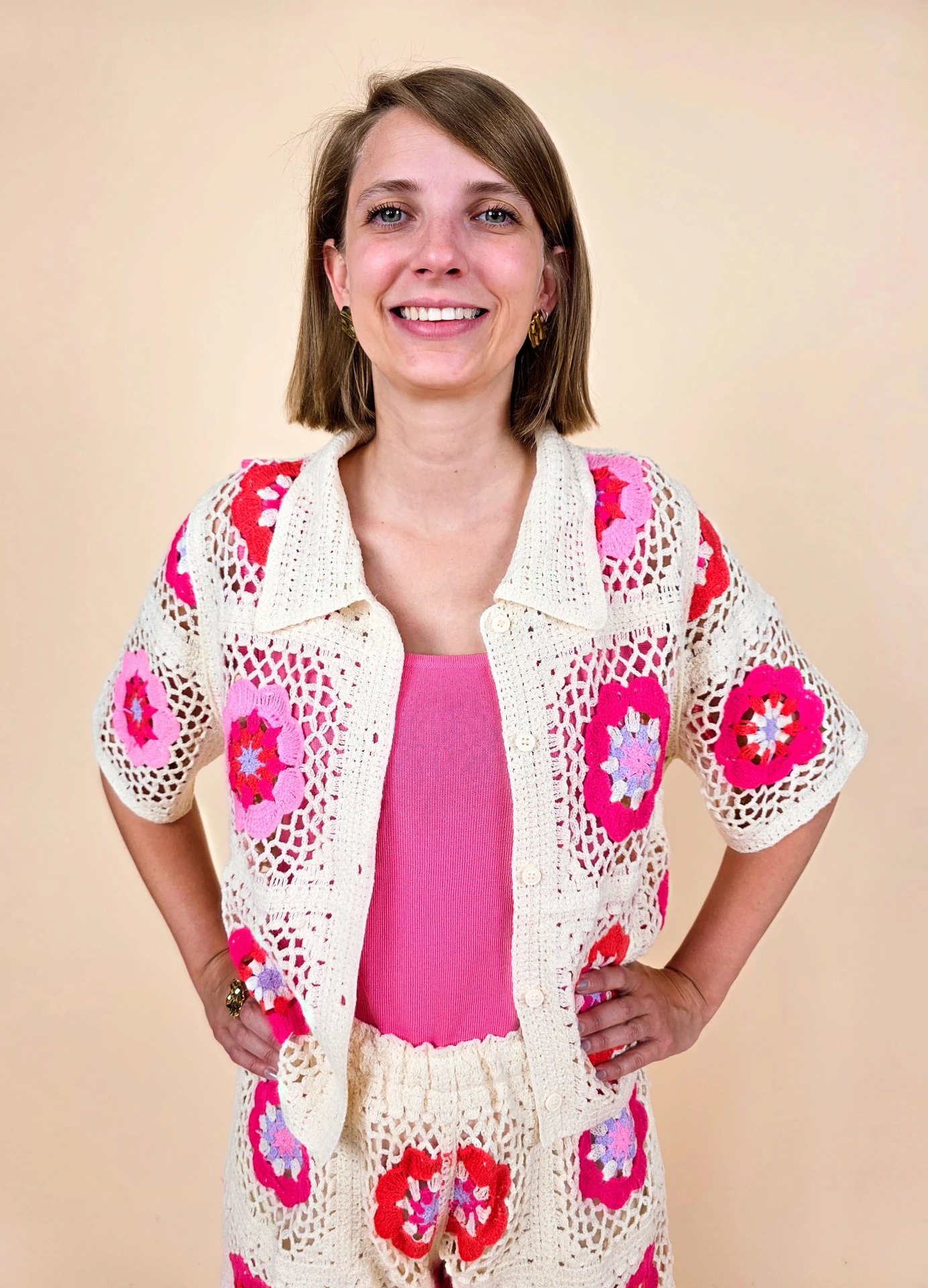 Gilet en crochet crème motifs de fleurs roses