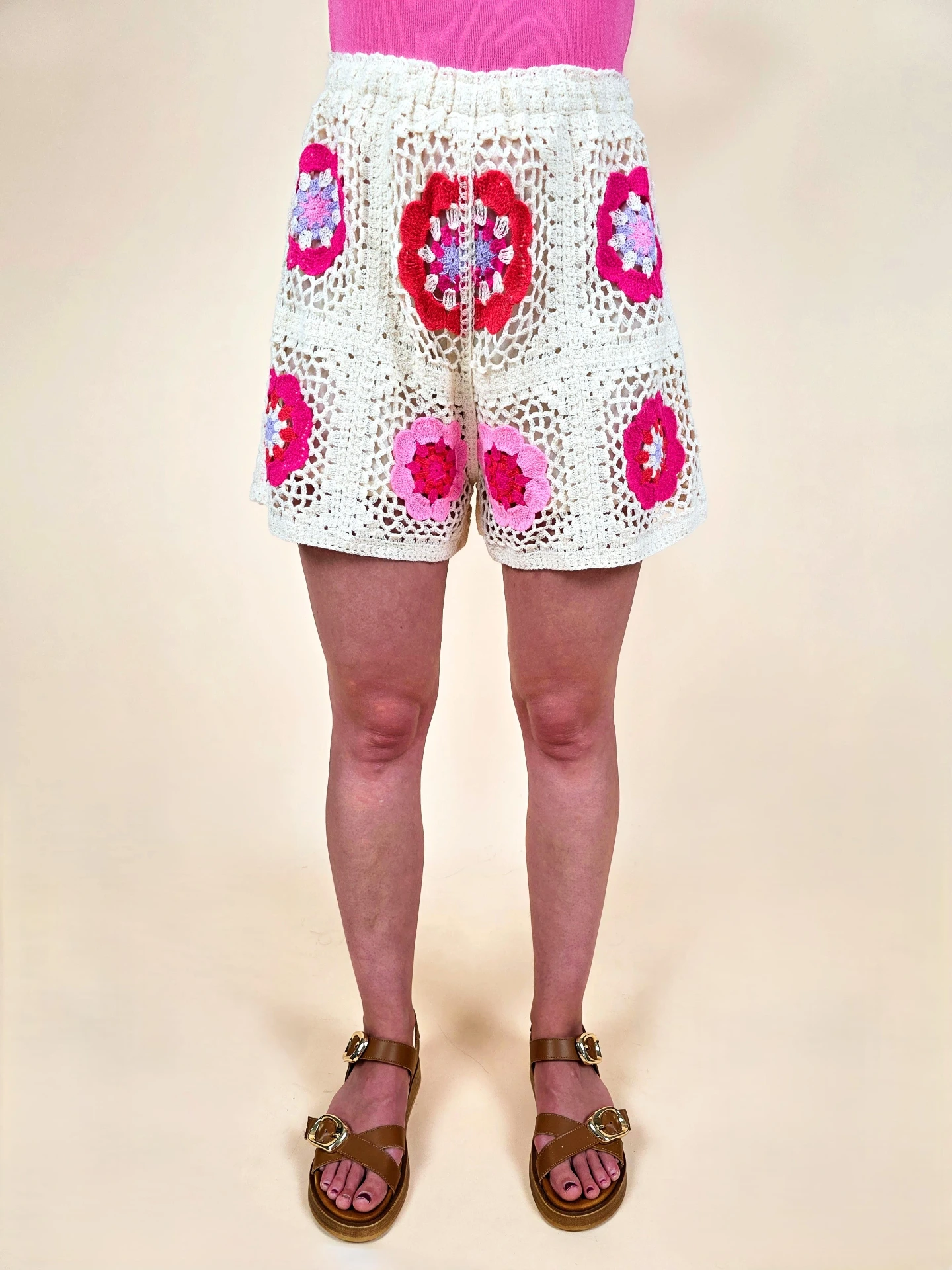 Short en crochet écru et fleurs roses
