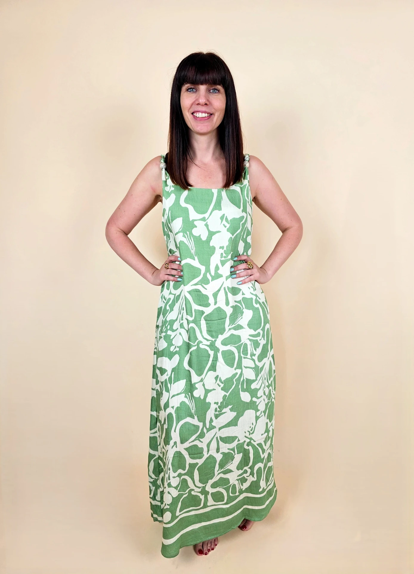 Robe verte et blanche à motif floral abstrait