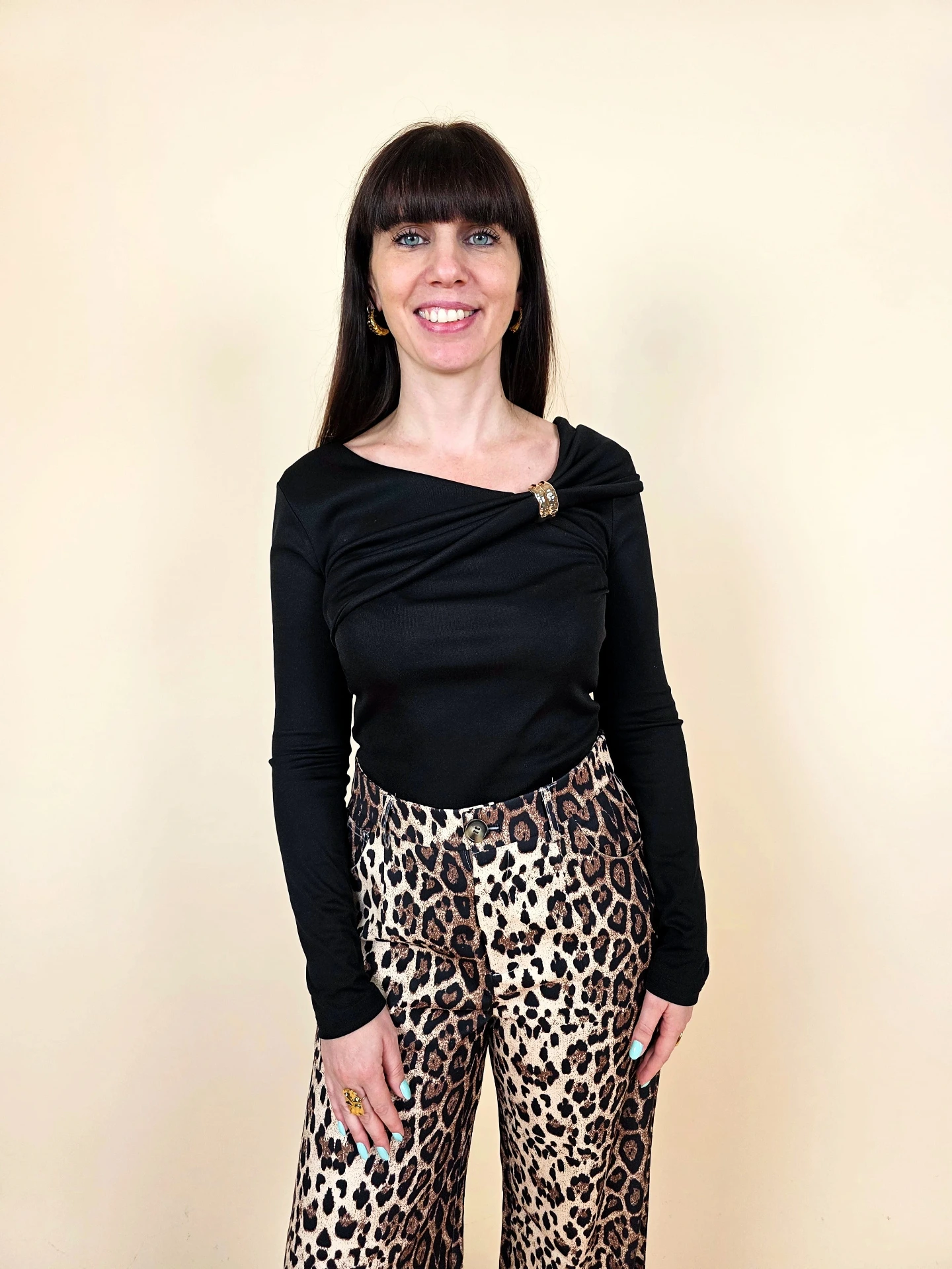 Top noir asymétrique drapé avec boucle dorée