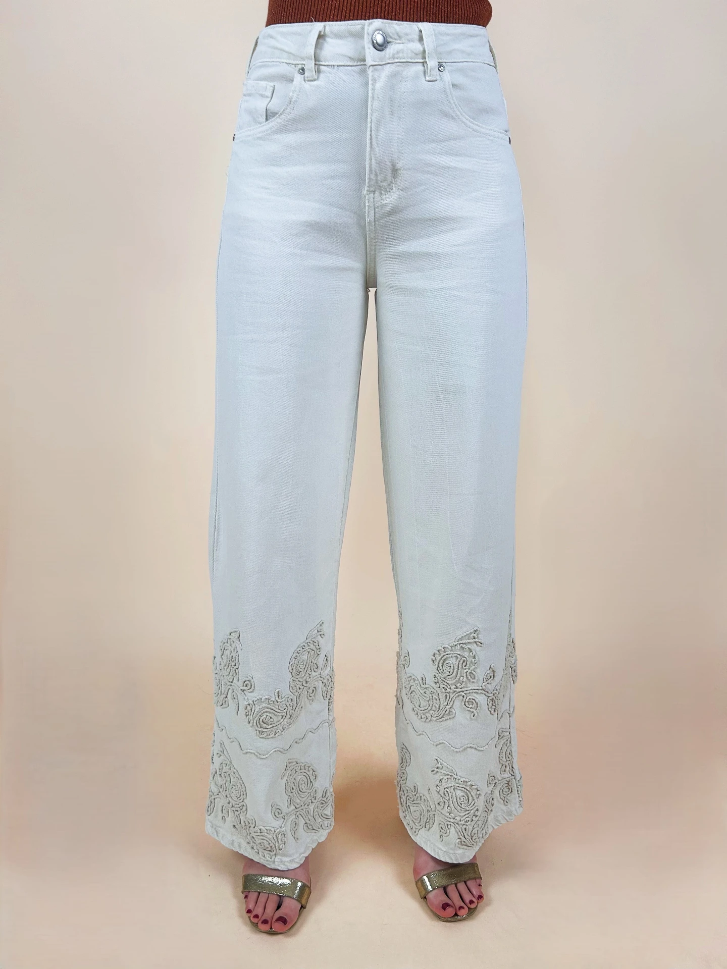 Jeans large écru avec broderies arabesques en relief M (Anti-Gaspi)